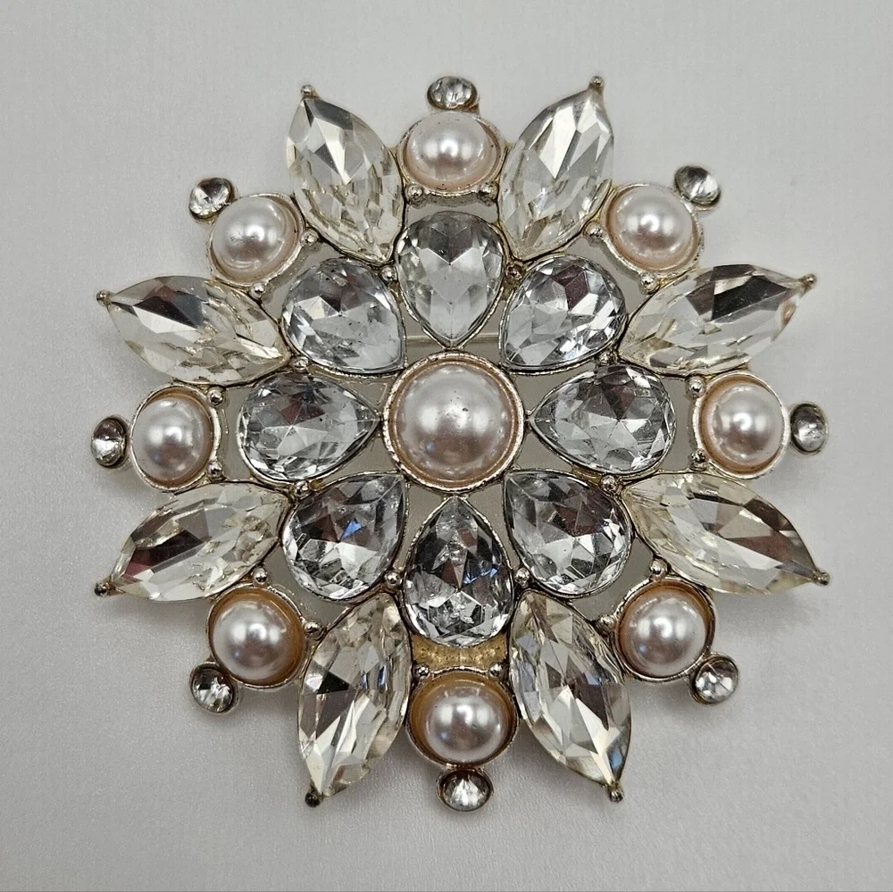 AVON Bijoude Collection Annual 2012 Glass Snowflake Star Silver Tone Brooch Pin